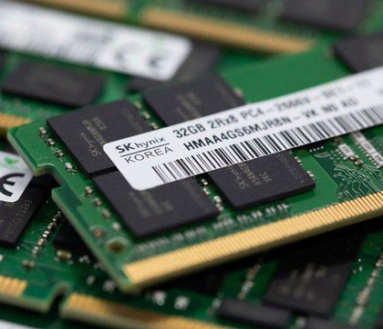 В 2026 году спрос на DRAM увеличится еще на 23 Yole Новый прогноз французских аналитиков говорит о дальнейшем росте цен на мировом рынке памяти Согласно отчету Yole текущий кризис с поставками и стремительный рост цен на DRAM продлятся как минимум до 2027 года Главным драйвером является постоянное расширение центров обработки данных работающих с искусственным интеллектом