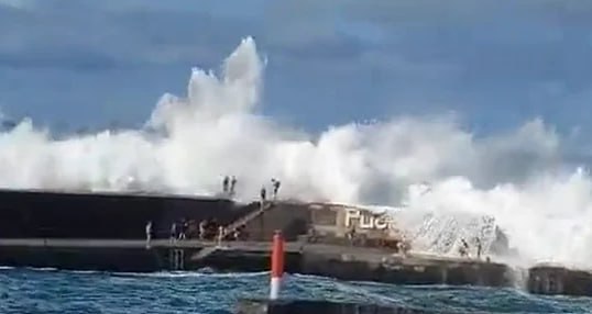 Смертельный инцидент на Тенерифе женщина погибла девять человек пострадали из за удара волны В субботу на Тенерифе произошла трагедия В Пуэрто де ла Крус мощная волна внезапно накрыла людей находившихся у воды Одна женщина погибла ещё девять человек получили травмы Среди пострадавших шесть туристов из Франции часть из них была госпитализирована По словам спасателей в этот день на побережье действовало предупреждение о шторме Несмотря на это многие продолжали подходить к самой кромке океана и фотографироваться не ожидая резкого удара стихии Власти региона напоминают о необходимости соблюдать меры безопасности Не подходите близко к океану во время волнения не спускайтесь на камни у воды и обращайте внимание на предупреждения местных служб Океан может выглядеть спокойным но внезапные мощные волны способны сбить с ног даже взрослого человека Taganana SUC SantaCruzDeTenerife russtenerife Новости Тенерифе и Испании russpaincom