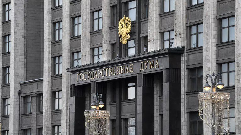 Госдума разрешила сотрудникам выезжать в дружественные страны Сотрудникам аппарата Госдумы теперь разрешено уезжать отдыхать в страны, считающиеся дружественными. В список вошли Китай, Вьетнам, Куба, Абхазия, Южная Осетия и страны ОДКБ — Армения, Белоруссия, Казахстан, Киргизия и Таджикистан. Ранее выезд из России был запрещен для тех, у кого нет специального допуска. Также с работниками проводились беседы о том, что в сложное время не рекомендуется покидать страну. Фото: РИА Новости