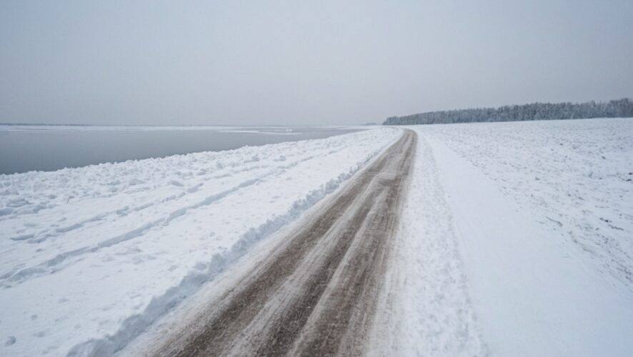 В Татарстане открылась первая ледовая переправа В Зеленодольском районе начала работать ледовая переправа через реку по маршруту Зеленодольск Нижние Вязовые Переправа длиной 1300 метров позволяет сократить путь от города до поселка примерно на 70 километров Инспекторы Центра ГИМС проверили документы и замерили толщину льда сейчас она составляет от 30 сантиметров что достаточно для проезда легковых автомобилей массой до 3 5 тонн Скорость на переправе не должна превышать 20 километров в час дистанция между машинами не менее 100 метров Водители обязаны отстегнуть ремни безопасности и приоткрыть двери автомобиля чтобы в случае опасности можно было быстро покинуть салон Останавливаться на ледовой дороге категорически запрещено На переправе выделены отдельные зоны для пешеходов установлены дорожные знаки а по обеим сторонам стоят пропускные шлагбаумы Для расчистки трассы подготовлена спецтехника KazanFirst   в бот
