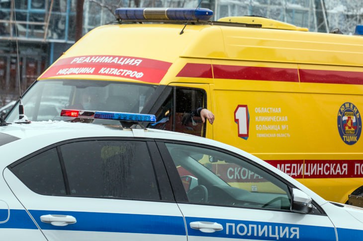 Тюменец избил ветерана Великой Отечественной войны и украл у нее деньги 53-летнего тюменца обвиняют в разбойном нападении на 98-летнюю местную жительницу. Потерпевшая является ветераном Великой Отечественной войны. В мае 2025 года обвиняемый решил похитить деньги у одиноко проживающей пенсионерки, в квартире которой он ранее производил работы, будучи сантехником. Потерпевшая узнала его и впустила в квартиру для проведения сантехнических работ. В квартире обвиняемый потребовал деньги, но получил отказ. После этого он несколько раз ударил ее по голове и телу, взял в руки металлические ножницы и направил их в сторону пенсионерки, высказывая при этом требования о передаче денежных средств. Мужчина забрал 29 тыс. рублей и скрылся. Уголовное дело рассмотрит Ленинский районный суд Тюмени.