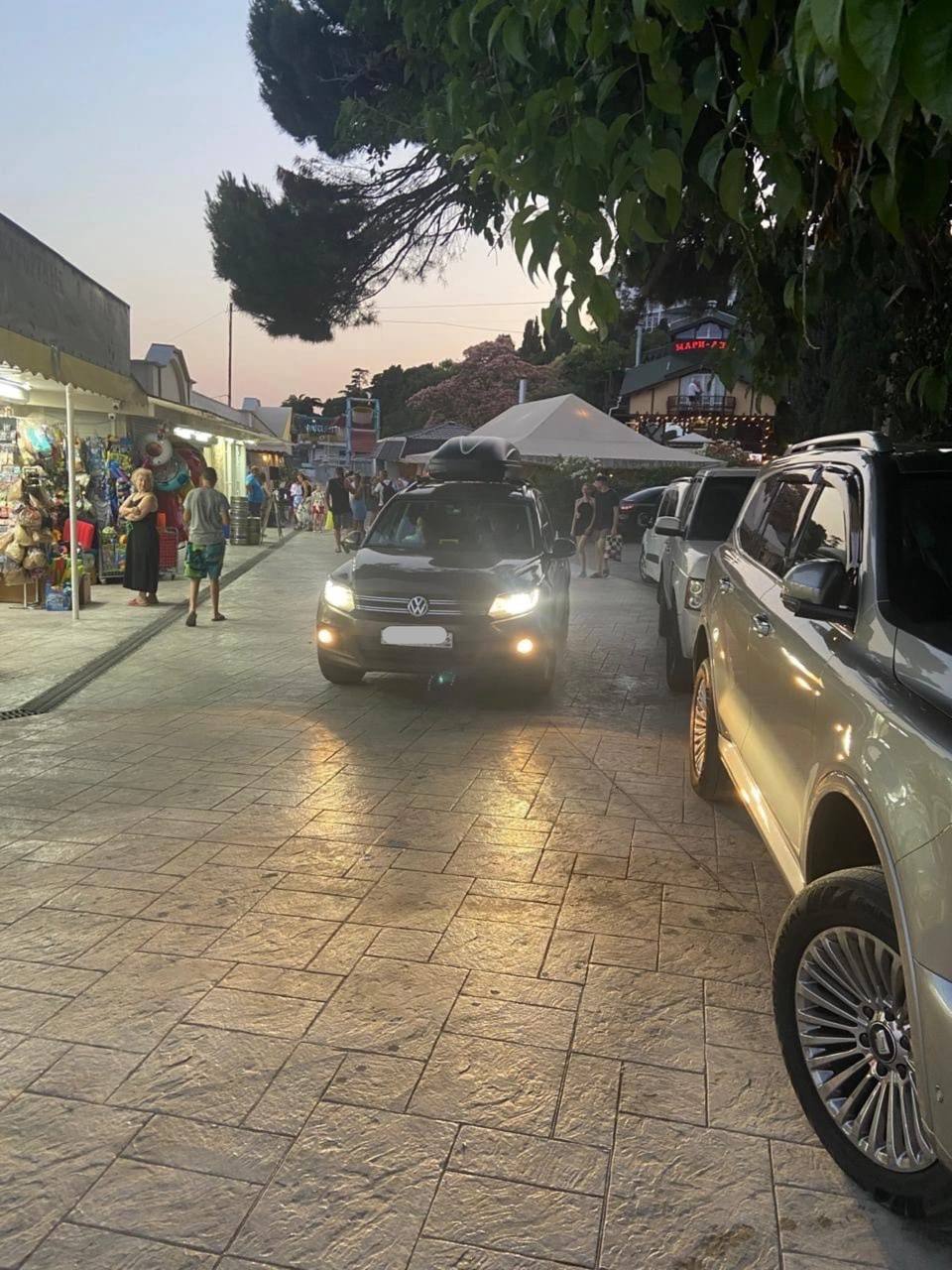 Набережные у пляжей Русалка в Кореизе и Лягушка в Алупке станут пешеходными В связи с большим количеством обращений от жителей и гостей региона на стихийную парковку на набережных Кореиза и Алупки доступ на эти объекты для транспортных средств будет закрыт Решение принято на заседании Комиссии по безопасности дорожного движения при Администрации города Ялта С завтрашнего дня пешеходной станет набережная у пляжа Русалка в Кореизе а с понедельника у пляжа Лягушка в Алупке Соответствующие знаки будут установлены на следующей неделе Ялта Официально
