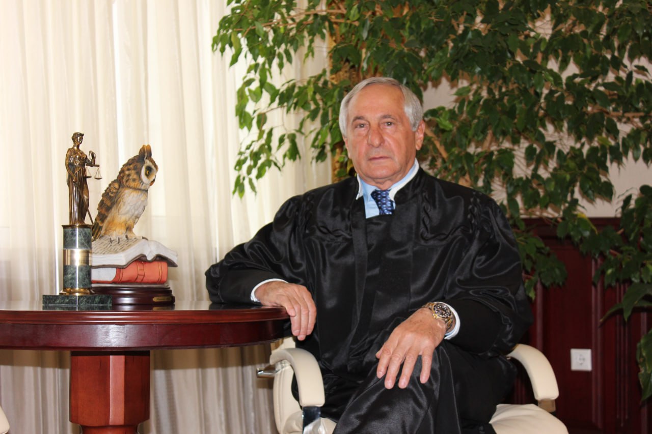 Волгоградский областной суд отклонил жалобы на решение об обращении в доход Российской Федерации имущества бывшего председателя Верховного суда Республики Адыгея Аслана Трахова его родственников и доверенных лиц Об этом сообщает пресс служба суда Иск об изъятии активов бывшего высокопоставленного судьи был заявлен Генеральной прокуратурой в связи с нарушением Асланом Траховым антикоррупционных норм Надзор выяснил что Трахов участвовал в бизнесе и получал доходы на которые он покупал недвижимость для своей семьи В сентябре прошлого года Волжский городской суд Волгоградской области обратил в собственность государства 214 объектов недвижимости стоимостью 13 миллиардов рублей Решение суда обращено судом к исполнению немедленно однако оно было обжаловано в апелляционном порядке сторонами по делу а также лицом не привлеченным к участию в деле Апелляция не нашла оснований для отмены решения