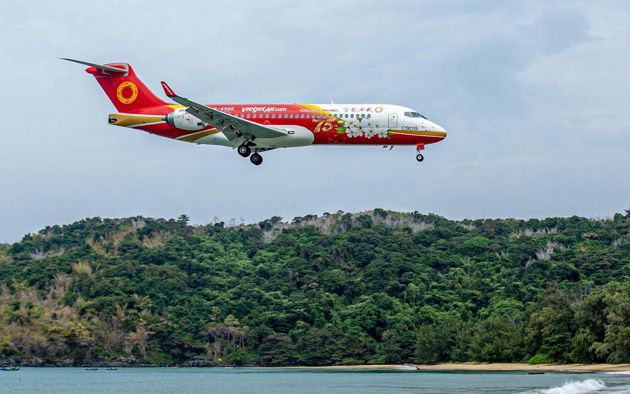 VietJet отказалась от китайских самолётов COMAC C909 после полугода полётов Вьетнамская VietJet отказалась продлевать лизинг китайских самолётов COMAC C909 после шести месяцев эксплуатации Машины арендованные у Chengdu Airlines т н мокрый лизинг самолёты с экипажами летали по маршрутам из Ханоя и Хошимина на туристический остров Кондао Несмотря на то что C909 ранее ARJ21 показал удовлетворительные технические характеристики и отсутствие неисправностей контракт не продлили из за высоких эксплуатационных расходов и отсутствия во Вьетнаме инфраструктуры для обслуживания китайского типа самолёта Поставка запчастей из Китая и зависимость от иностранного экипажа сделали эксплуатацию экономически невыгодной для лоукостера VietJet Для COMAC это решение стало символическим ударом по амбициям COMAC первый китайский региональный реактивный самолёт не смог закрепиться даже в дружественном Вьетнаме Проблема не в технологии а в отсутствии глобальной системы сертификации и поддержки Фактически COMAC наступил на те же грабли что и ОАК SJI ранее Пекин позиционирует C909 как символ технологической независимости и один из ключевых элементов собственной авиационной Лайнер уже используется авиакомпаниями Индонезии Лаоса и Республики Конго и рассматривается как инструмент конкуренции Китая с региональными самолётами Embraer Airbus и Boeing COMAC сталкивается с серьёзными трудностями при выходе на международный уровень Главный барьер отсутствие международных сертификатов от таких органов как EASA и FAA Для VietJet сотрудничество с COMAC стало временным решением для сезонного спроса на рейсы в Кондао но не подошло для постоянной эксплуатации Перевозчик по прежнему делает ставку на стандартизацию флота и расширение парка Airbus и Boeing В июне VietJet подписала новый контракт с Airbus на поставку до 150 самолётов семейства A321neo AviaNews