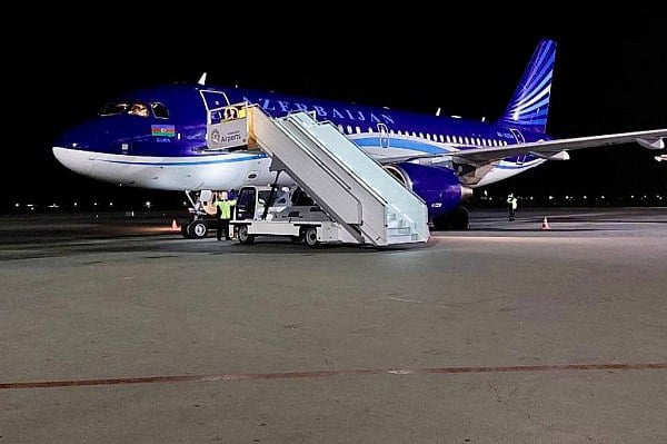 Авиакомпания AZAL открыла прямые рейсы из Баку в Махачкалу  В осенне-зимнем расписании авиакомпания AZAL будет выполнять перелеты из Баку  Азербайджан  в Махачкалу 4 раза в неделю. Об этом сообщает AVIA.RU со ссылкой на данные главного аэропорта Дагестана.  Как отмечается в телеграм-канале воздушной гавани, рейсы запланированы по понедельникам, средам, пятницам и воскресеньям на самолетах Airbus A319.  Текущее расписание полетов: вылет из Баку в 22:45 по местному времени с прибытием в аэропорт Махачкалы в 23:00 по московскому времени  время полета 1 час 15 минут ; вылет из аэропорта Махачкалы в 23:55 по московскому времени с прилетом в столицу Азербайджана в 02:00 по местному времени  длительность полета 1 час 05 минут .  aviaru.net/n277503