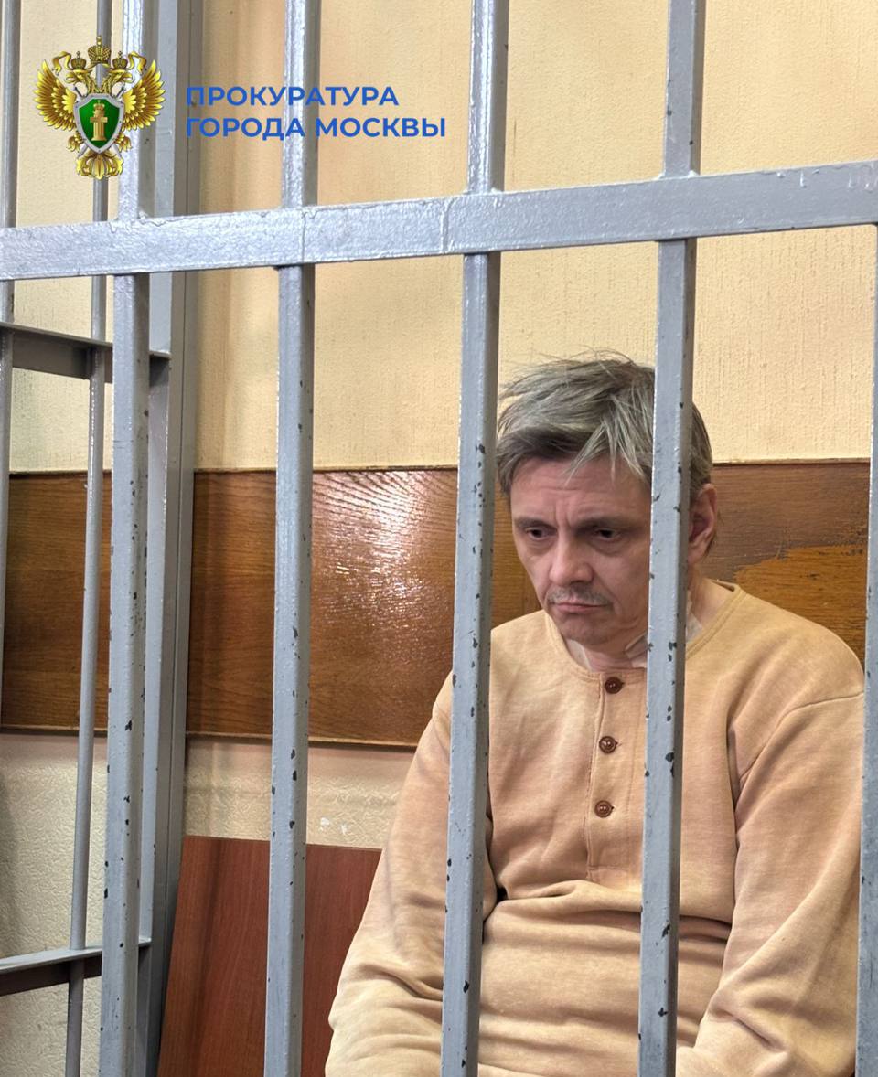 Мужчину который убил свою бывшую жену и ранил её сожителя поместили под стражу 53 летний подозреваемый полностью признал вину Он рассказал что после развода испытывал постоянную ревность и злость а также тайно наблюдал за сыновьями из дома бывшей жены с помощью бинокля В судьбоносный день мужчина снова приехал к дому экс супруги на улице Нижняя Масловка Увидев как она с детьми выходит из подъезда он стал ждать её возвращения Позже он поднялся к ней в квартиру с желанием поговорить однако разговор быстро перерос в ссору Когда женщина попыталась выгнать его из квартиры в коридор вышел её сожитель В этот момент обвиняемый решил убить соперника Он достал нож и начал наносить множественные удары но пострадавший успел убежать и запереться в ванной Тогда злоумышленник напал на бывшую жену и ударил её в грудь Осознав что женщина скончалась мужчина начал наносить себе раны ножом В итоге ему была оказана медицинская помощь после чего его задержали Подпишись на нас