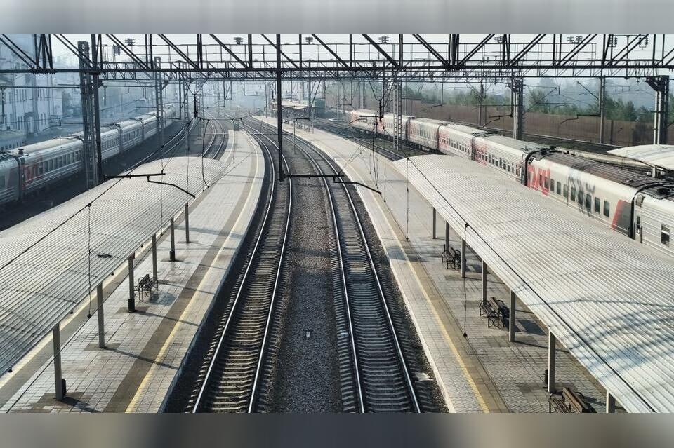 Поезд Чита Москва задерживается из за схода вагонов в Иркутской области Пассажиры сообщают о значительной задержке рейса следующего из Читы в Москву из столицы Забайкалья отправился 19 ноября Причина сход вагонов грузового поезда на участке в Иркутской области Максимальное время задержки составляет около пяти часов ZAB RU Проголосовать