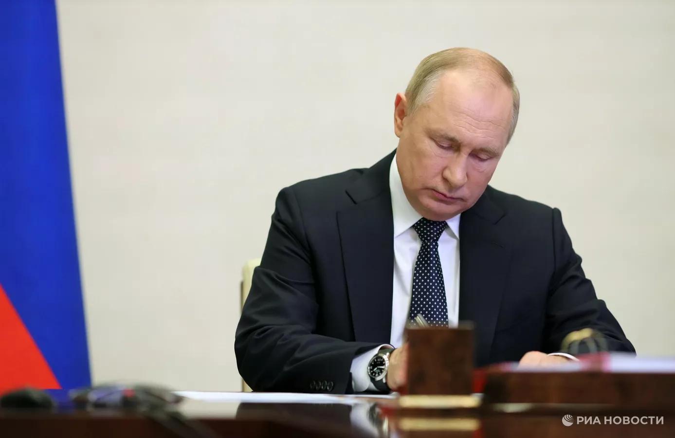 Путин утвердил новую стратегию государственной нацполитики до 2036 года Президент России подписал указ О стратегии государственной национальной политики Мероприятия по реализации стратегии по поручению главы государства утвердит правительство Новая стратегия будет способствовать сохранению единства территориальной целостности и внутренней стабильности отмечается в документе Так к 2036 году доля россиян которые положительно оценивают отношения между представителями разных национальностей должна составить не менее 85 а уровень общероссийской идентичности не менее 95 0 Подписаться на РИА Новости Крым в Telegram MAX VK