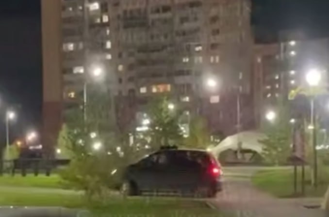 В Изумрудном подростки катались на малолитражке по парку На видео опубликованном в сети видно как подростки рассекали на автомобиле Дэу Матиз в парке Изумрудный в поселке Юбилейный На кадре один из пассажиров вылез из окна За всем происходящим наблюдали местные жители Как прокомментировали Саратов 24 в госавтоинспекции города по факту случившегося проводится проверка Есть чем поделиться Присылай в предложку Мы в MAX Мы в TG Прислать новость