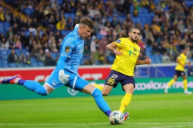 ФК Ростов и Атлантис Пак возобновили партнерство Уточняется что спонсорский договор будет действовать до конца этого сезона то есть до мая 2026 года Генеральный директор ФК Ростов Игорь Гончаров отметил многолетнюю поддержку клуба со стороны Группы Агроком Ивана Саввиди в том числе в сезоны 2016 2017 гг Он выразил уверенность что новое сотрудничество станет взаимовыгодным и долгосрочным способствуя дальнейшему развитию клуба Атлантис Пак является одним из ведущих производителей упаковочных материалов для мясной и молочной промышленности а также выпускает этикеточную продукцию и полимерный гранулят Компания поставляет свою продукцию в 90 стран мира а ее головной офис находится в Ростове Подпишись на AiFRostov Мы в MAX max ru rostov aif ru