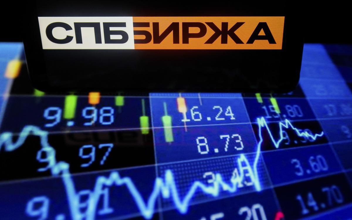 "СПБ биржа" планирует в ближайшее время начать торги фьючерсами на российские акции, включая собственные, заявил генеральный директор площадки Евгений Сердюков. Биржа в ближайшее время планирует начать торги расчетными фьючерсами. На первом этапе будут представлены фьючерсы на российские акции, в частности, на акции самой биржи. А также расчетный фьючерс на индекс биткойна", - сказал Сердюков в ходе годового собрания акционеров "СПБ биржи". Затем линейку пополнят расчетные фьючерсы на акции компаний из дружественных юрисдикций, добавил он.