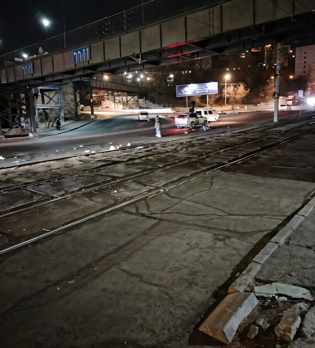 Во Владивостоке на Луговой ночью насмерть сбили рыбака  Рыбака сбили в районе Луговой во Владивостоке. Мужчина умер, — сообщает очевидец ДТП.    Админу