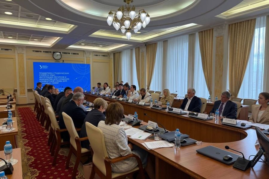  В Свердловской области разработают единый стандарт поддержки студенческих семей По словам заместителя губернатора — министра здравоохранения региона Татьяны Савиновой, в основу лягут самые успешные кейсы поддержки студенческих семей. «Врио губернатора Денис Паслер на совещании с ректорами вузов обозначил несколько основных тем, связанных с ролью вузов в социально-экономическом развитии Свердловской области. Мы договорились, что будем разрабатывать единый стандарт семейной политики вуза с учетом синхронизации с региональной комплексной программой поддержки материнства и детства, определим единые показатели, проработаем вопрос с дополнительными мероприятиями по поддержке студенческих семей», — сказала Татьяна Савинова. В регионе реализуются новые меры поддержки молодых и студенческих семей. Одна из них — электронный сертификат на покупку товаров первой необходимости для новорожденных. Получить его могут мамы до 23 лет включительно, родившие ребенка с 1 января 2025 года. С 1 июня сертификатом уже воспользовались порядка 700 семей. Подробнее читайте на сайте «Областной газеты». Департамент информационной политики Свердловской области Подписаться на «ОГ» Прислать новость Поддержать канал