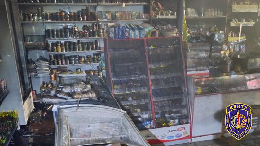 Продуктовый магазин горел сегодня утром в посёлке Серышево. Здание повреждено огнем по всей площади, сообщает Амурский центр ГЗ и ПБ.  К моменту прибытия огнеборцев строение охватило открытое пламя. Пожарные потушили его за полчаса. Никто не пострадал. Владелица бизнеса понесла значительные убытки. Причина возгорания и его виновник устанавливаются. Отмечается, что торговая точка не была оборудована датчиками дыма.    Перейти на сайт