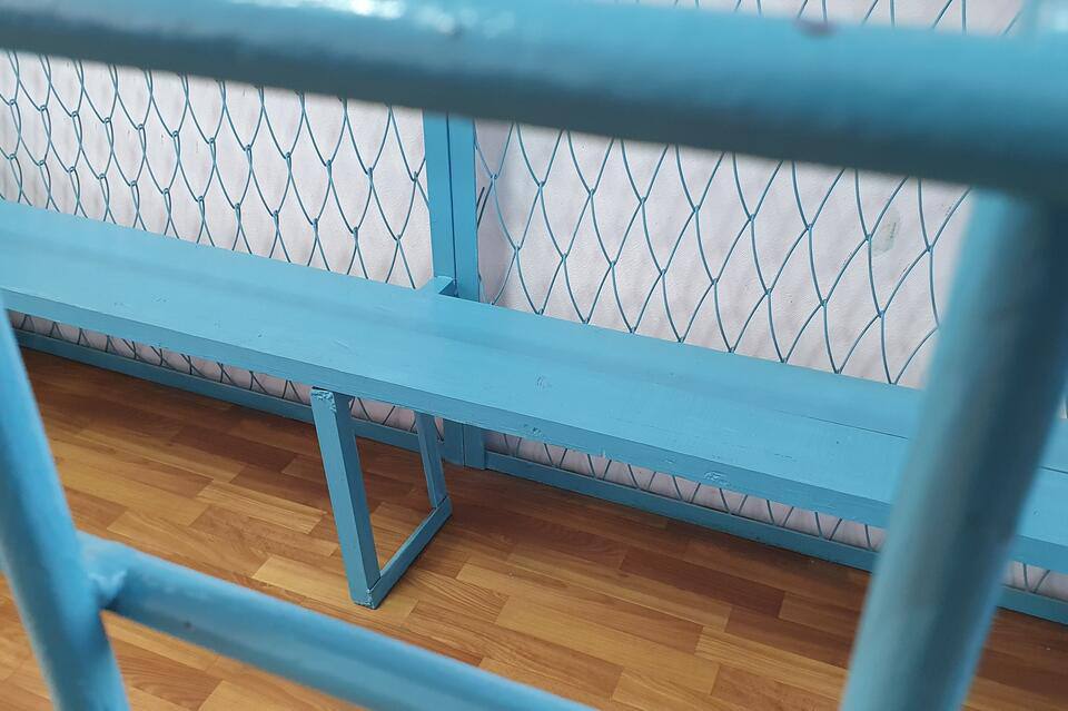 Суд в Чите вынес приговор пятерым мигрантам по делу об изнасиловании 15-летней девушки По данным прокуратуры Забайкальского края и СК, в ночь на 6 июня 2024 года на территории промпарка иностранцы напали на несовершеннолетнюю и совершили в отношении нее насилие. Потерпевшей удалось вырваться и сообщить о преступлении в полицию. Подсудимые вину не признали. Суд назначил им наказание от 9 до 14 лет лишения свободы в колонии строгого режима, а также обязал выплатить потерпевшей 1,9 млн рублей в качестве компенсации морального вреда. ZAB.RU