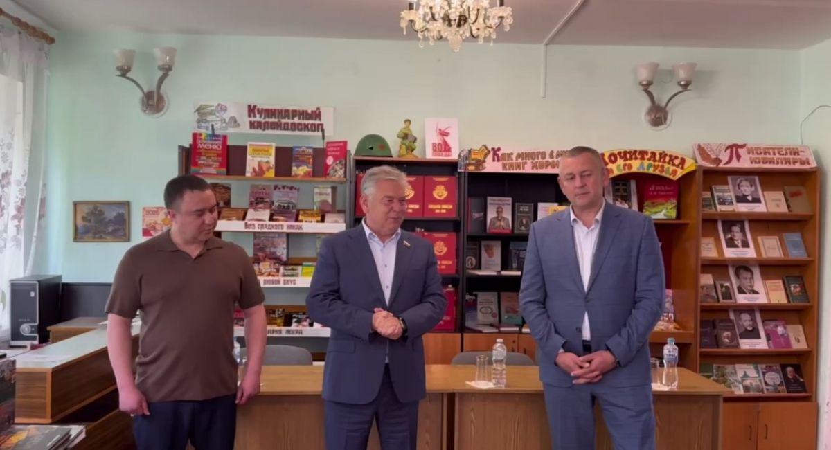 При поддержке "Единой России" прошла акция "80 книг о войне" 27 мая, во всероссийский День библиотек сенатор РФ, секретарь регионального отделения партии «Единая Россия» Николай Воробьев совместно с генеральным директором «Газпром межрегионгаз Тула» и «Газпром газораспределение Тула», победителем предварительного голосования от «Единой России» Юрием Любарским преподнесли ценные подарки для районных библиотек Тульской области. ↗ Прислать новость Подписаться