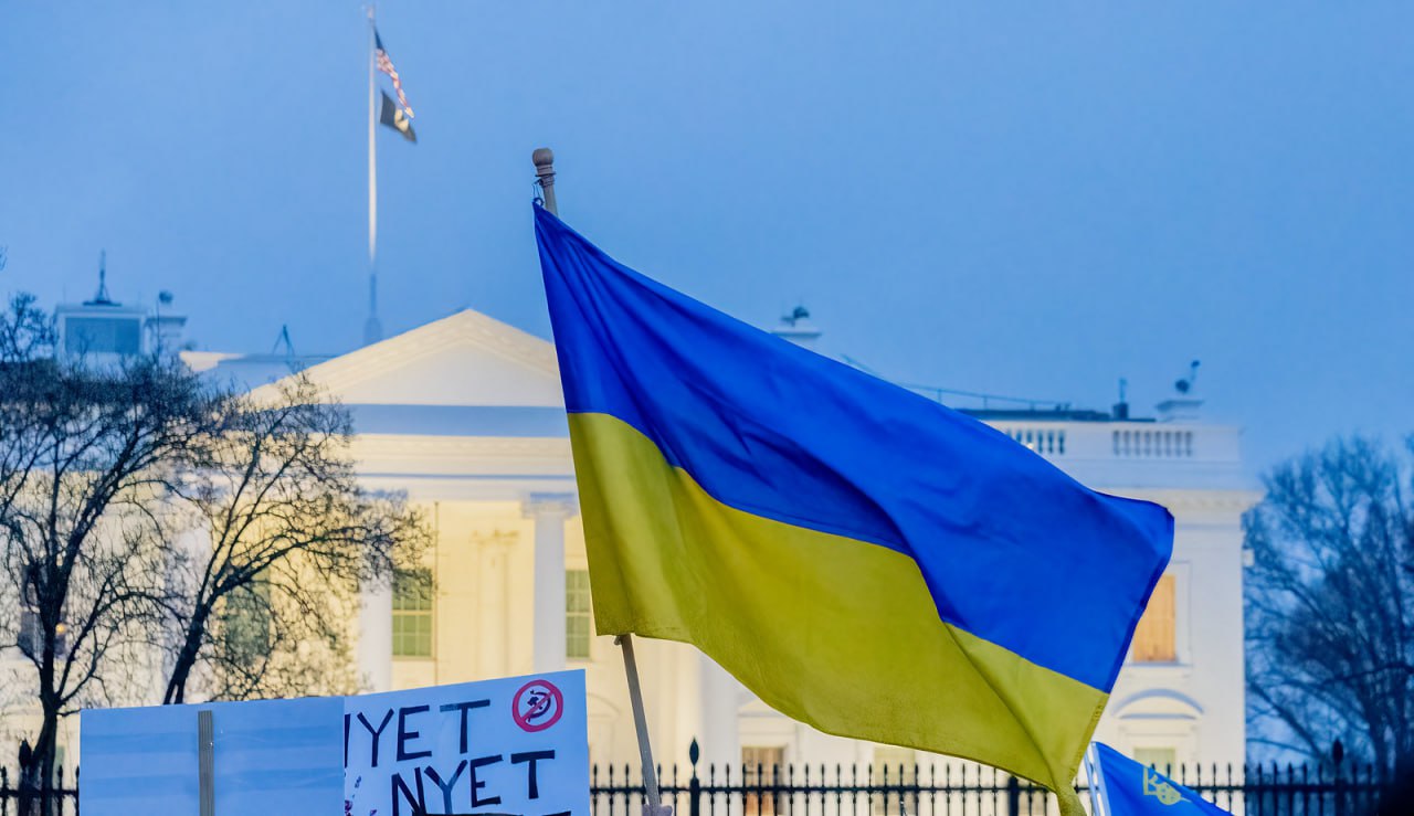 Киевский шпион захотел в Россию Гражданин Украины Сергей Александров, которого ранее выслали из Венгрии по обвинению в шпионаже, просил разрешение на выезд в Россию. Об этом сообщает венгерское издание Blikk со ссылкой на адвоката обвиняемого. Судья посчитал, что была допущена ошибка. Александрова не следовало депортировать на Украину немедленно – вместо этого ему должны были предоставить право выбора. Александров является уроженцем Крыма и прожил в Венгрии более 10 лет. Его задержали в Будапеште 9 мая. Подпишитесь на «Абзац» Добавьте «Абзац» в ленту «Дзена»