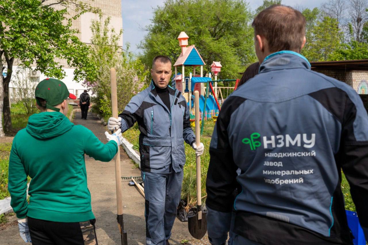 НЗМУ вновь провел масштабную акцию по посадке деревьев. Сотрудники компании высадили на территории городского округа 400 саженцев сосны, кедра, абрикоса и катальпы В честь Всероссийского дня посадки леса, специалисты завода вместе с воспитанниками детского сада школы №12 города Находки посадили молодые деревца на территории образовательного учреждения. Инициаторами озеленения стали воспитатели и родители дошколят Также деревья были посажены вблизи офисов компании в микрорайоне Врангель. А завершилась акция в поселке Козьмино – там, где несколькими днями ранее НЗМУ совместно с «Транснефть – порт Козьмино» провел большой субботник. К акции присоединились и активные жители поселка НЗМУ почти пять лет реализует в Находке масштабную экологическую программу. Восстановление лесов — ее ключевой аспект. В конце августа прошлого года НЗМУ высадил 25 тысяч саженцев корейского кедра в Партизанском округе Также НЗМУ совместно с Приморской авиабазой построил лесопитомник. В нем уже произведено два посева на почти 300 тыс. деревьев. Новый посев запланирован на начало июня