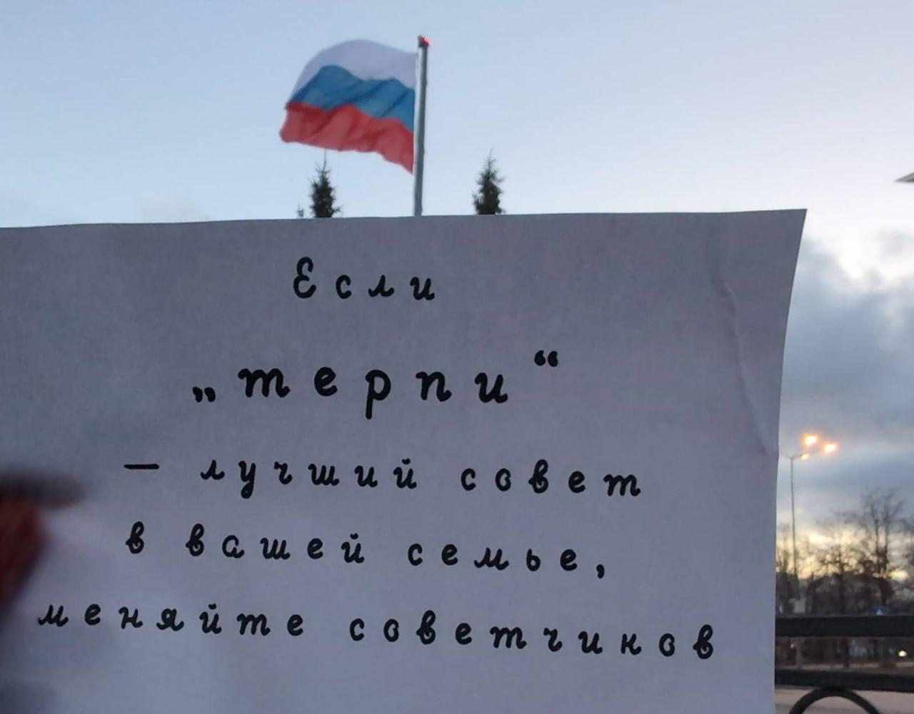 На Урале феминистки провели акцию в честь Международного дня борьбы за ликвидацию насилия в отношении женщин 25 ноября активистки Обезличенного женского протеста из Кургана Копейска Челябинска Екатеринбурга Нижнего Тагила и других городов вышли на уличные акции против отсутствия в России закона о домашнем насилии и фактической легализации побоев Они напомнили что каждый год сотни россиянок погибают от рук партнеров и родственников Участницы держали плакаты и требовали принять закон о защите от домашнего насилия Обезличенный женский протест неформальное объединение феминисток которое проводит анонимные акции в разных регионах Ранее активистки поддерживали петицию о принятии закона и выступали против затягивания его рассмотрения а также в поддержку прав женщин Формат уличных флешмобов стал традицией для уральских участниц Весной подобная акция началась на Урале и распространилась как минимум на восемь регионов от Московской области до Уфы и Волгограда По словам активисток такие выступления помогают женщинам чувствовать солидарность и говорить о насилии которое часто остается невидимым Фото телеграм канала Обезличенный женский протест Свердловскаяобласть Челябинскаяобласть Курганскаяобласть