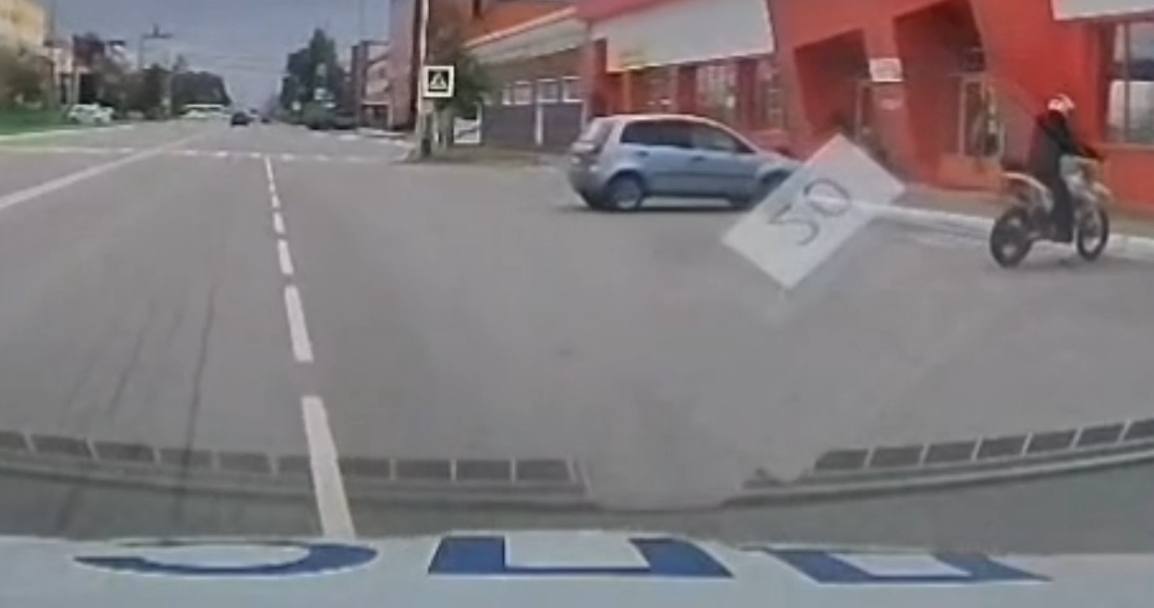 ‼ В Надыме Госавтоинспекция выявила несовершеннолетнего мотоциклиста. 21 июля в рамках усиленного контроля за мототехникой сотрудники Госавтоинспекции заметили движущийся мотоцикл MOTOLAND XL 250F, которым управлял 15-летний подросток. В отношении юного нарушителя составлены протоколы об отстранении от управления транспортным средством и о задержании ТС. Однако, ввиду недостижения возраста, к административной ответственности молодой человек не привлечен. На место были вызваны законные представители несовершеннолетнего. Информация о данном факте направлена в подразделение по делам несовершеннолетних для решения вопроса о привлечении родителей к административной ответственности по ч. 1 ст. 5.35 КоАП РФ «Неисполнение или ненадлежащее исполнение родителями или иными законными представителями несовершеннолетних обязанностей по содержанию, воспитанию, обучению, защите прав и интересов несовершеннолетних». ‼ Госавтоинспекция призывает родителей проявлять бдительность и не допускать управление мототехникой несовершеннолетними. Это небезопасно для детей и создает прямую угрозу жизни и здоровью как самих подростков, так и других участников дорожного движения. #мвдроссии #полиция #гибддянао #гибдд #янао #надымскийрайон