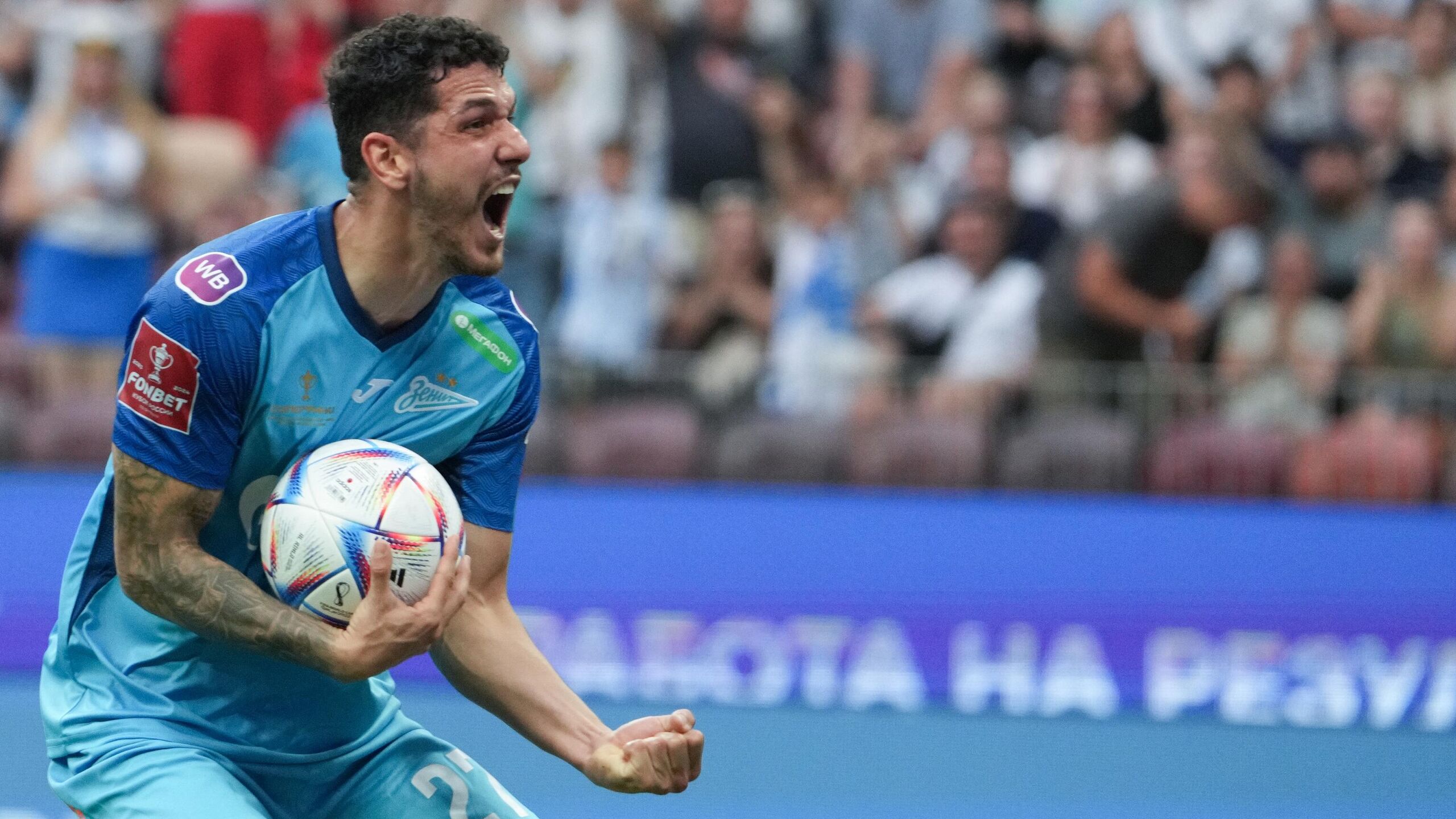 Петербургский футбольный клуб Зенит обыграл казанский Рубин в матче 17 го тура Российской премьер лиги РПЛ Встреча которая прошла в воскресенье в Санкт Петербурге завершилась со счетом 1 0 Гол на 69 й минуте забил Нино Перед началом матча прошла минута молчания в память об олимпийском чемпионе 1956 года Никите Симоняне который умер 23 ноября в возрасте 99 лет Игроки обеих команд вышли на матч в траурных повязках и майках с изображением Симоняна Зенит набрал 36 очков и вышел на третье место в турнирной таблице где Рубин 23 очка располагается на седьмой позиции В следующем туре сине бело голубые 6 декабря примут тольяттинский Акрон а казанская команда в тот же день на выезде встретится с Ростовом