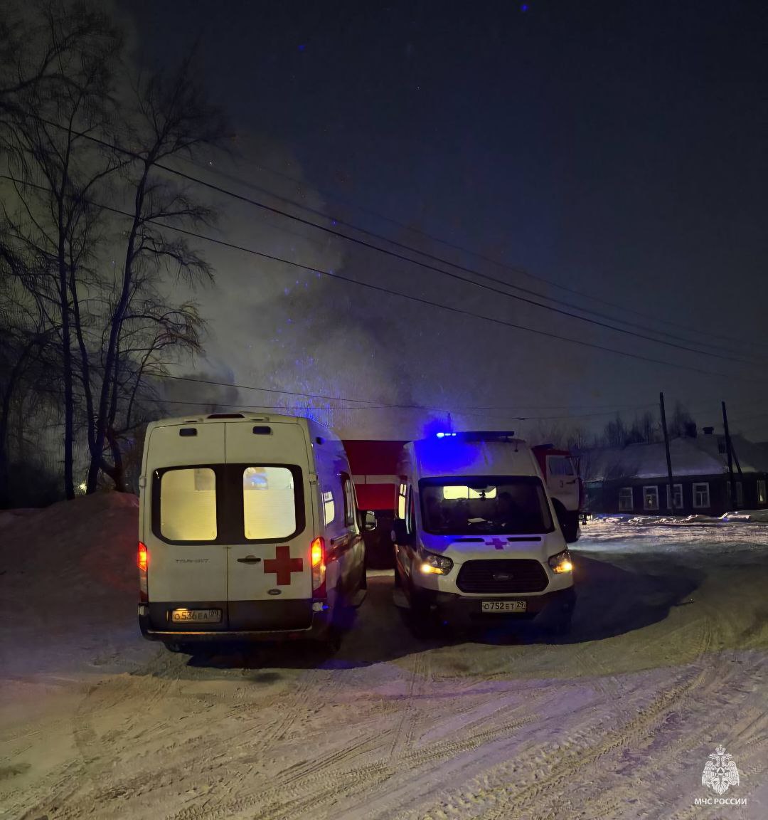 В Архангельске на Фёдора Абрамова, 38 горит частный дом. Есть пострадавшие  Сегодня рано утром произошёл пожар в частном доме в Архангельске. Вызов по адресу: улица Фёдора Абрамова, 38 поступил в 5:57. Люди проснулись от запаха дыма и успели самостоятельно эвакуироваться на свежий воздух.  По прибытию пожарных одноэтажный дом горел по всей площади. Силы и средства были направлены на тушение пожара, а также защиту рядом стоящего жилого дома и хозяйственных постройки. Три человека пострадали, госпитализированы в больницу.  В 7:59 было ликвидировано открытое горение в пределах одного дома. Причину возгорания выясняет дознаватель МЧС России.  Фото: МЧС