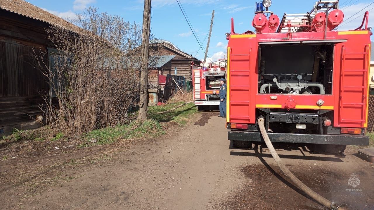 Оперативные итоги прошедших суток В крае ликвидировано 8 пожаров, из них 1 пал травы на площади 1 га. Погиб 1 человек. Неосторожность при курении привела к пожару в квартире дома в пгт. Балахта Балахтинского района. В результате огнем повреждены кровля и стены дома на площади 27 кв.м., погиб мужчина фото 1 . В г. Красноярске по ул. Карла Маркса произошло возгорание домашних вещей на площади 10 кв.м. в квартире многоквартирного дома. До прибытия пожарных самостоятельно эвакуировались 17 человек, из них 2 детей. Никто не пострадал. Причина - короткое замыкание в электроприборе. Силы и средства МЧС России на ликвидацию ДТП привлекались 2 раза. На 1079 км автодороги Р-255 Иланского муниципального округа произошло ДТП с участием 4 транспортных средств, было установлено реверсивное движение. Травмирован один человек фото 2 . За сутки происшествий на воде не зафиксировано.