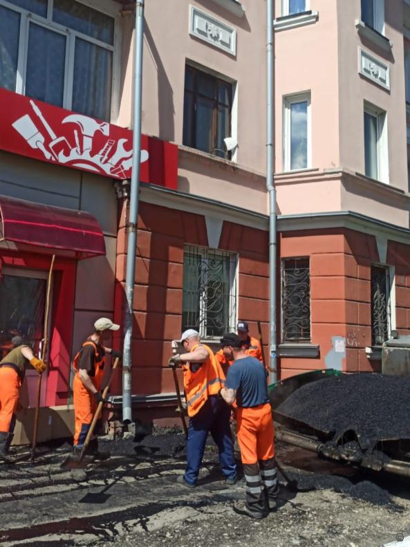 В Барнауле дорожники приступили к ремонту тротуаров В этом сезоне планируется обновить свыше 11 тысяч кв. метров тротуаров. Так, сегодня рабочие восстанавливают тротуар по проспекту Строителей от дома №40 до Павловского тракта по четной стороне. "В текущем сезоне запланирован ремонт тротуаров на общей площади более 11 тысяч квадратных метров. Это и устранение дефектов, которые образовались в процессе эксплуатации, а также запланировано строительство нового тротуара по улице Антона Петрова от улицы Геодезической до улицы Солнечная Поляна", - сообщил руководитель МБУ "Автодорстрой" города Барнаула Виктор Райко. Ремонт будет вестись во всех районах Барнаула в соответствии с планом. ТОЛК