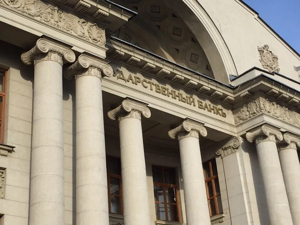 Нацбанк по Татарстану может переехать из здания на улице Баумана Величественное здание 1914 года нуждается в масштабной реставрации из за изношенных конструкций Строительство нового дома для банкиров выходит дешевле пишет БО Предполагается что руководству построят новое здание в центре Казани возможно на улицах Карла Маркса или Большой Красной Айтишники же могут переехать в здания 45 и 45Б по улице Братьев Касимовых где с 2024 года идет реконструкция Готовые объекты планируют сдать в марте 2027 го Судьба здания на Баумана пока не определена принадлежащее ЦБ РФ его якобы могут передать городу сдать в аренду или перепрофилировать в бутик отель бизнес центр или общественное место Нацбанк возможный переезд не комментирует а в ЦБ РФ якобы заявили что такой вопрос не ставился Встречаемся в МАКС
