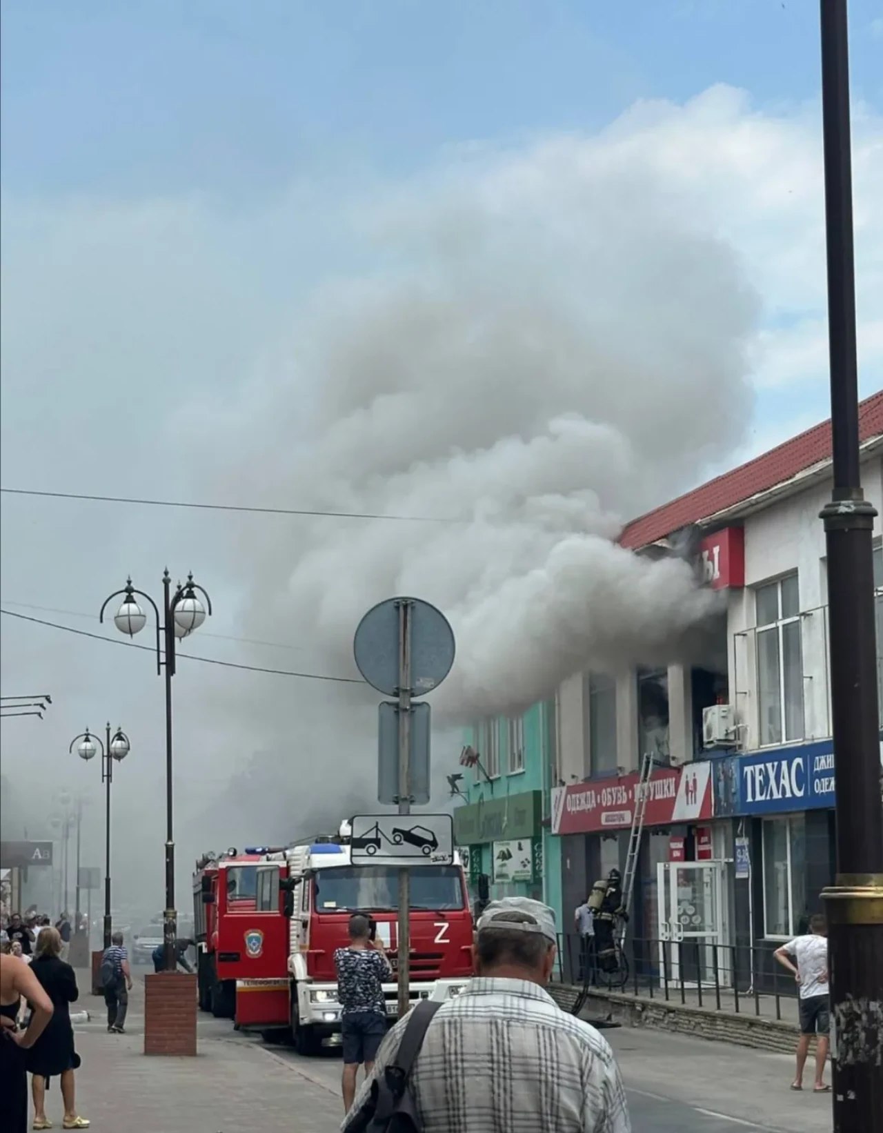 На Советской в Керчи горел магазин В Керчи 12 июля произошел пожар на улице Советской. Возгорание случилось на втором этаже здания. Об этом сообщают очевидцы в группе «Ситуации на дороге»,- передает КерчьФМ. О пострадавших не сообщается. На месте работали сотрудники МЧС. На время перекрывали движение по улице... подробнее