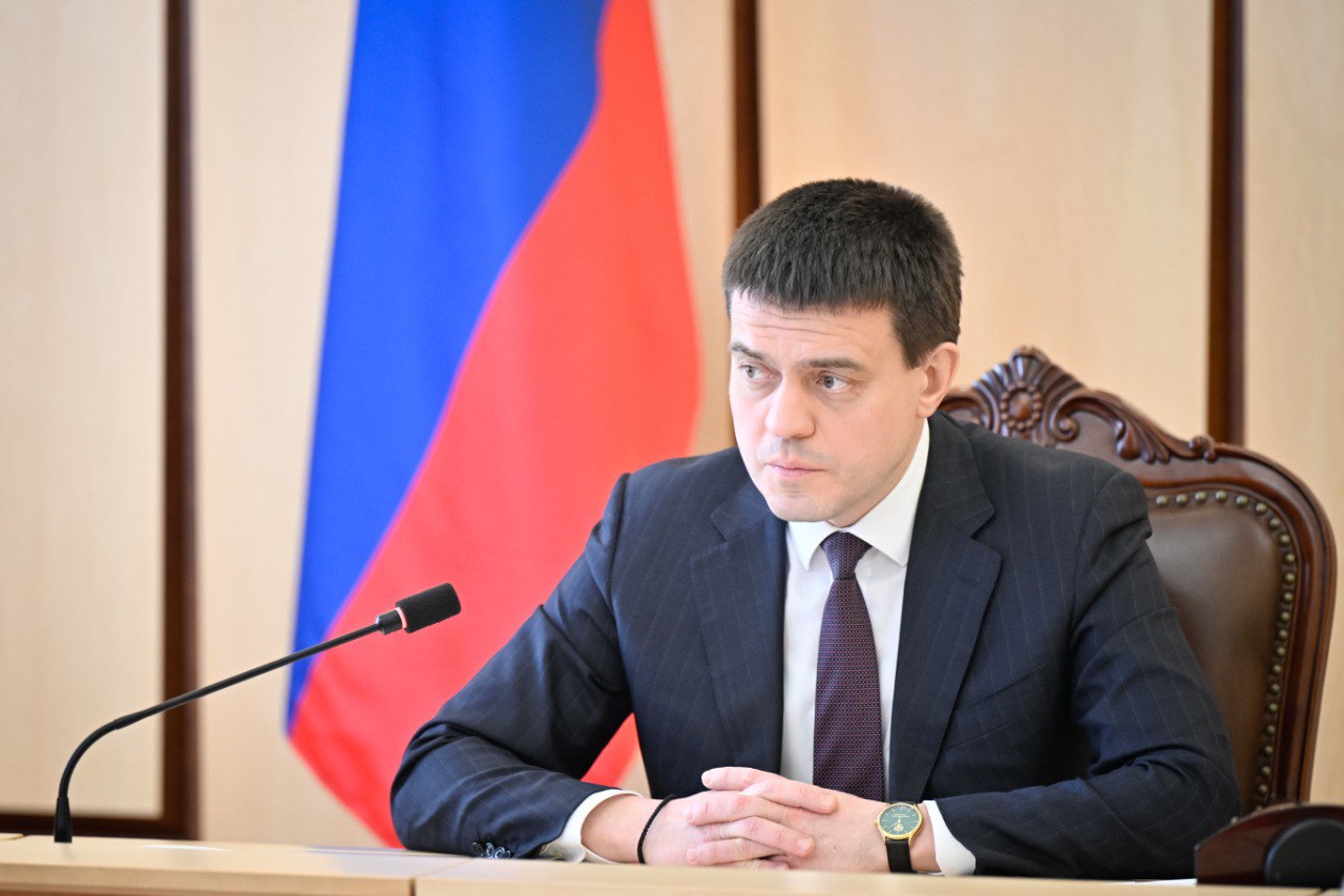 Михаил Котюков За каждой цифрой стоят конкретные люди объекты и социальные гарантии Правительству края удалось обеспечить исполнение бюджета 2025 года в полном соответствии с поставленными задачами Ключевые итоги рассмотрели на заседании президиума Правительства под председательством Губернатора Напомним фракция Единой России в Законодательном Собрании края совместно с правительством провела большую работу над бюджетом В нем предусмотрели финансирование всех направлений народной программы партии Главные приоритеты бюджета 2025 года помощь людям развитие образования здравоохранения помощь участникам СВО и их семьям решение жилищных вопросов в том числе переселение из аварийного фонда и обеспечение жильем детей сирот строительство ремонты и оснащение учреждений социальной сферы За 2025 год в крае появились 23 амбулатории и поликлиники 39 ФАПов новые школы в Емельяново и Солонцах корпуса учебных учреждений в Красноярске новые библиотеки досуговые центры и спорткомплексы включая крытый бассейн в Шарыпово Также капитально отремонтировали 25 школ Мы сохраняем ответственную бюджетную политику ведь за каждой цифрой стоят конкретные люди конкретные объекты социальные гарантии Бюджет требует нашего ежедневного внимания максимальной честности и жесткого спроса за каждый рубль доверенных нам средств подчеркнул губернатор секретарь регионального отделения партии Михаил Котюков Единая Россия на Енисее ВК ОК МАХ