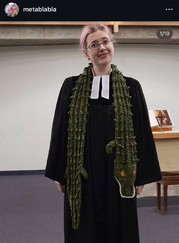 В Германии священница Лена обвенчала четырёх мужчин Лена Мюллер пасторка Евангельской церкви Германии провела церемонию венчания над 4 мужчинами одновременно Можно было сразу увидеть что между четырьмя мужчинами было очень много любви заявила Лена Мюллер Часть прихожан стала возмущаться Тогда за Лену заступилась епархия Мы потрясены ненавистью с которой она столкнулась Мы на ее стороне и самым решительным образом осуждаем нападки Мы всегда стоим на стороне тех кто становится жертвой враждебного отношения говорится в заявлении Евангелической церкви Берлина Бранденбурга Господь жги движение ЛГБТ запрещено в России Брекотин Подписаться Брекотин в MAX