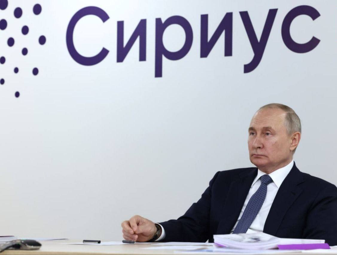 Президент России Владимир Путин приехал на федеральную территорию Сириус Как ожидается глава государства посетит научно технологический университет Сириус в частности его лабораторный комплекс а также встретится с молодыми учеными От Первого Лица Бусты