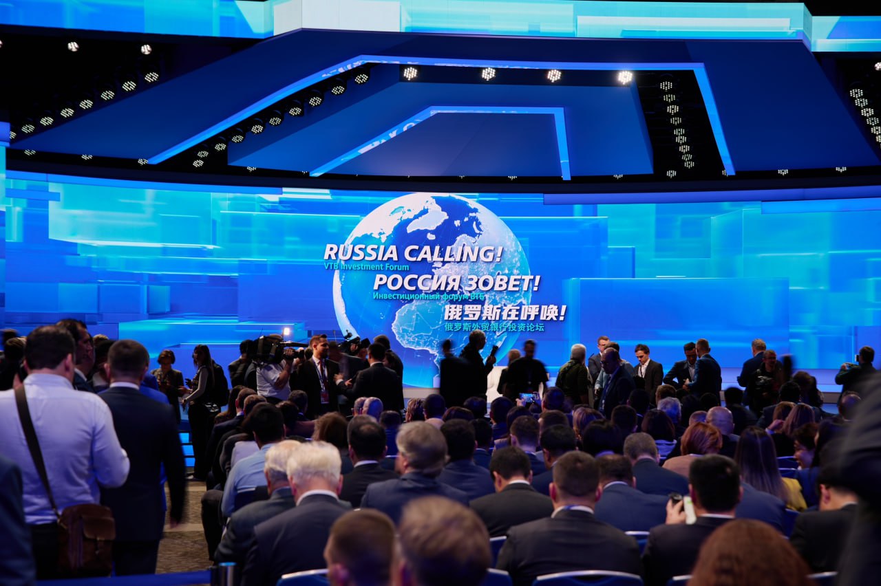 Инвестфорум ВТБ Россия зовет пройдет в пяти городах России В этом году мероприятия состоятся в Санкт Петербурге Екатеринбурге Казани Краснодаре и Москве Представители власти инвесторы и финансисты обсудят инструменты управления капиталом Минувшие 16 лет инвестиционный форум ВТБ Россия зовет оставался одним из главных событий инвестиционного рынка страны с нами выросло целое поколение инвесторов сформировавших сильный внутренний рынок инвестиций И сегодня Россия зовет в регионы этой осенью мы проводим форумы в ведущих деловых центрах страны где частные инвесторы вместе с экспертами ВТБ и крупнейшими российскими компаниями обсудят наиболее эффективные современные инструменты управления капиталом сообщил член правления банка Виталий Сергейчук В программе запланированы 7 ключевых сессий В частности эксперты обсудят ситуацию на рынке презентуют инвестстратегию на IV квартал и дадут практические рекомендации по основным классам активов Подписаться на 1777 Все наши каналы