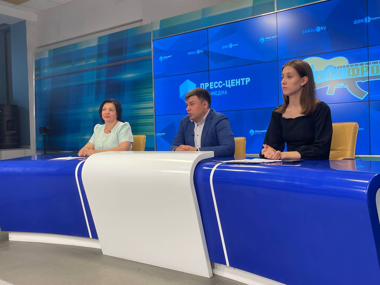 Южная столица во второй раз услышит «Голос фронта» В Ростове-на-Дону пройдет II Всероссийский фестиваль современной военной песни «Голос фронта». Об этом «Южной службе новостей» сообщил директор АНО «Центр медиастратегий» Марк Быков в пресс-центре «Дон-медиа». Фестиваль-конкурс призван объединить участников из разных регионов страны, у которых есть нечто общее — любовь к своей Родине, истории и культуре. В этом году он проходит в рамках Года защитника Отечества и празднования 80-летия Победы в Великой Отечественной войне. «Мы надеемся, что проект будет ежегодным и Ростов сможет еще не раз встретить участников со всей России. Сегодня, 26 июня мы открываем прием заявок, продлится он до 1 августа. После этого комиссия отберет 100 участников, которые выступят очно в Ростове-на-Дону с 22 по 24 августа», – сказал Быков. Оценивать участников будут жюри, среди которых заслуженный артист России Сергей Войтенко и известный тенор, продюсер, представляющий белградский медиацентр «Русский экспресс» Горан Шимпрага. Открытие фестиваля состоится в День Государственного флага Российской Федерации. Подать заявку на участие в конкурсе можно здесь. Южная служба новостей