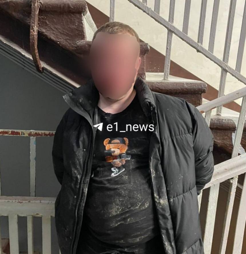 Стало известно в каком состоянии находятся попавшие под нож пьяного директора магазина на Химмаше У мужчины и женщины проникающее ранение грудной клетки с повреждением лёгкого Несмотря на тяжёлые травмы парень отказался от госпитализации Он давал показания в полиции пишет Е1 со ссылкой на знакомых пострадавшего Напомним что утром 10 ноября 27 летний директор супермаркета вместе с компанией выпивал в квартире у 52 летней женщины кассира Из за возникшей ссоры он напал на неё с ножом Женщина скончалась рассказали в региональном СК После расправы мужчина хотел продолжить резню в ближайшем магазине но его задержали Возбуждено уголовное дело Подписаться Прислать новость