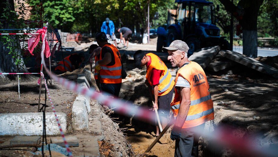 В Аскания-Нова полностью обновят систему водоснабжения Специалисты обновляют систему водоснабжения Аскания-Нова, прокладывается около 9 километров водопровода в рамках федеральной программы «Чистая вода». Кроме того, Владимир Сальдо пообещал решить проблему с местной больницей, которая пострадала при обстреле ВСУ. : телеграм-канал губернатора Херсонской области Владимира Сальдо Подписаться читать на сайте, в ВК или ОК