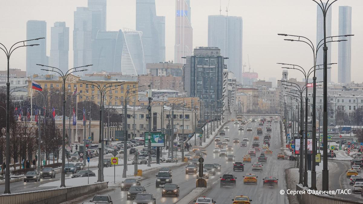 Желтый уровень погодной опасности объявили синоптики в Москве и Подмосковье из-за гололедицы на дорогах.     / Москва