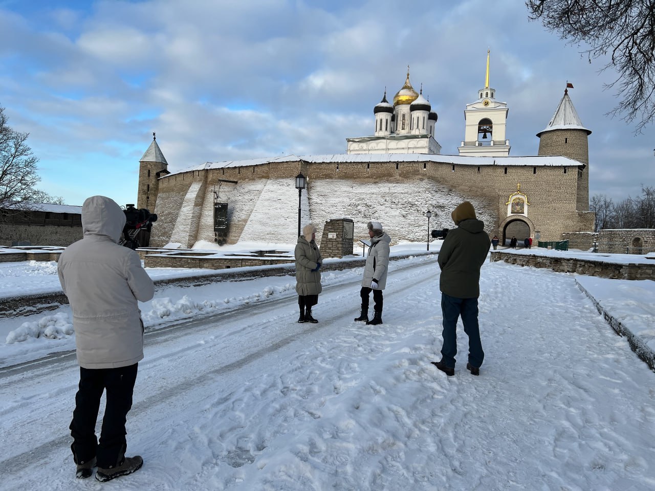 Съемки программы «Жизнь своих» прошли в Псковском кремле  На одном из главных объектов Псковского музея-заповедника – в Псковском кремле прошли съемки выпуска программы «Жизнь своих», которая выходит на Первом канале. Ведущий программы Евгений Кривцов побывал в самом сердце Псковской земли и познакомился с историей одного из самых древних городов России.  Программа «Жизнь своих» рассказывает о том, чего вы не найдете ни в одном путеводителе, ведь все самое интересное о своей земле знают только люди, которые там живут. Ведущий программы путешествует по разным уголкам России и ищет ответы на вопросы о том, какие люди там живут, что они едят, как воспитывают детей, чем гордятся, о чем думают, каковы их ежедневные привычки и вековые традиции и многое-многое другое.  Выпуск, посвященный Псковской области, выйдет на ресурсах Первого канала 2 марта 2025 года.