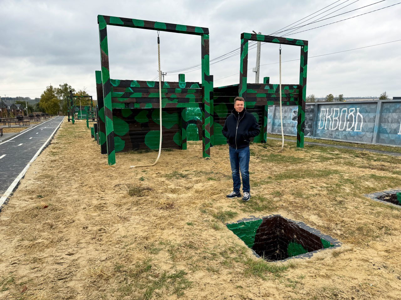 В Новом Осколе вместе с Заместителем Губернатора Белгородской области — министром по делам молодёжи Белгородской области Татьяной Владимировной Киреевой и главой Новооскольского городского округа Андреем Николаевичем Гридневым посетил центр военно-патриотического воспитания «Авангард».  Помимо многофункциональной тренировочной полосы препятствий и спортивных тренажёров здесь ведётся установка жилых модулей. Больше половины модулей уже введены в эксплуатацию и вмещают до 350 человек. Остальные модули уже возведены и в них ведутся работы по чистовой отделке. Когда стройка будет завершена, в комплексе смогут проживать до 500 человек.  Этот центр оборудован самым современным снаряжением. Он будет основной площадкой для проведения военно-исторических сборов «Армата», участниками станут юноши и девушки от 14 лет со всей территории Белгородской области. Здесь молодые люди будут оттачивать свои навыки, укреплять физическую силу и моральный дух.