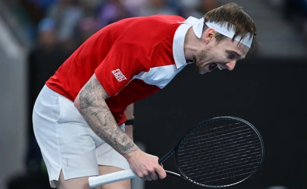 Бублик впервые в карьере вышел в четвертый круг Australian Open Представитель Казахстана Александр Бублик впервые в карьере вышел в четвертый круг турнира Australian Open В матче третьего круга Бублик обыграл 62 ю ракетку мира аргентинца Томаса Мартина Этчеверри со счетом 7 6 7 4 7 6 7 5 6 4 Следующим соперником 28 летнего теннисиста станет австралиец Алекс де Минаур шестой номер рейтинга ATP Бублик занимает десятую строчку в мировом рейтинге на его счету девять титулов ATP Лучший результат спортсмена в одиночном разряде на турнире Australian Open был выход во второй круг 2017 2021 2022 Бублик родился в Гатчине и до 2016 года представлял Россию Getty Images Подписаться на РБК Спорт