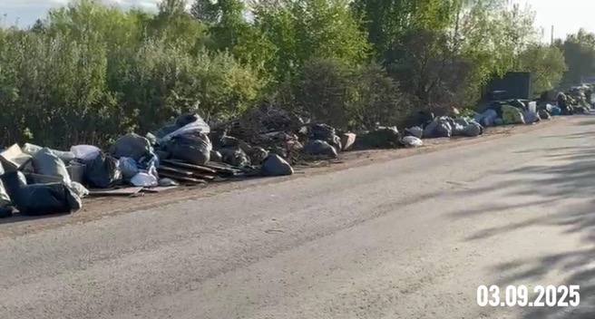 Дачники заваливают мусором обочину дороги в Порт Артуре В садоводстве Заря 2 убрали площадку с мусорными баками для жителей частных домов Мешки с отходами дачники оставляют на обочине дороги по улице Яблоневой Такая стихийная свалка занимает все пространство от площадки ТКО до остановки   Ликвидировали свалку 22 августа но через две недели территория вновь была заполнена мешками сообщили в мэрии Мусор находят не только там его скидывают даже в реку В итоге работники УДХБ убрали площадку ТКО а вместо нее поставили контейнеры для мусора на самой улице Яблоневой Чтобы на этом месте не возникла новая свалка администрация и полиция будут проводить регулярные рейды По данным администрации Омска Подписаться на новости Омска