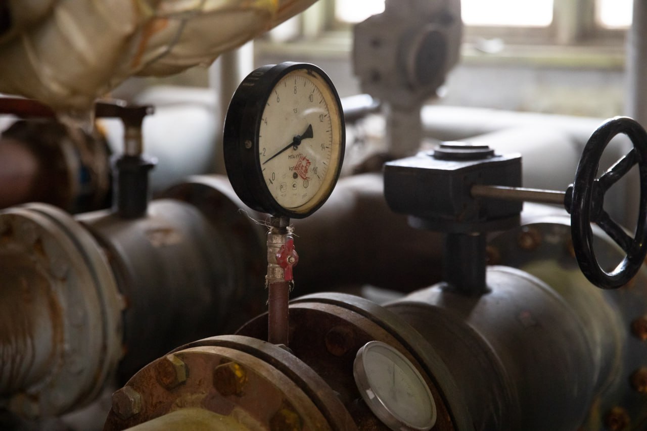 Количество аварий на инженерных сетях во Владивостоке снизилось на 23 Как передает сама мэрия за этот отопительный сезон с октября 2025 го по январь 2026 года количество порывов уменьшилось на 19 Подобных результатов удалось достичь благодаря масштабной программе по замене коммунальных сетей Всего за минувшие пять лет во Владивостоке заменили 150 километров трубопроводов Cреди объектов которые будут отремонтированы в этом году улицы Горная Светланская Вилкова Народный проспект Фонтанная Матросская Горийская Партизанский проспект Алеутская 46