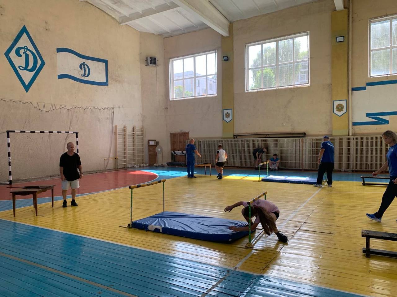 Соревнуются юные динамовцы!   7 августа в спорткомплексе «Динамо», г. Мозырь, проходила XIII спартакиада юных динамовцев. В мероприятии приняли участие воспитанники отделений легкой атлетики и вольной борьбы СДЮШОР 1, 2 БФСО «Динамо».   В программу спартакиады входили состязания в военизированной эстафете, подтягиванию на перекладине, стрельбе из пневматической винтовки.   В стрельбе из пневматической винтовки самым метким стрелком была признана Ульяна Хибовская  отделение вольной борьбы . В подтягивании на перекладине победителем стал Олег Титовец  отделение легкой атлетики    Самым зрелищным и эмоциональным видом соревнований была военизированная эстафета, которая включала в себя такие элементы как «Змейка», «Мышеловка», бревно, стрельбу из пневматической винтовки. В упорной борьбе победу в ней одержала команда «Чемпион»  легкая атлетика . В орле и третье место завоевали команды отделения вольной борьбы.  В общекомандном зачете первое место заняла команда «Борец»  вольная борьба , второе и третье место у команд отделения легкой атлетики «Чемпион» и «Атлет».   Победители и призеры в личном и командном зачете награждались дипломами и сладкими призами.