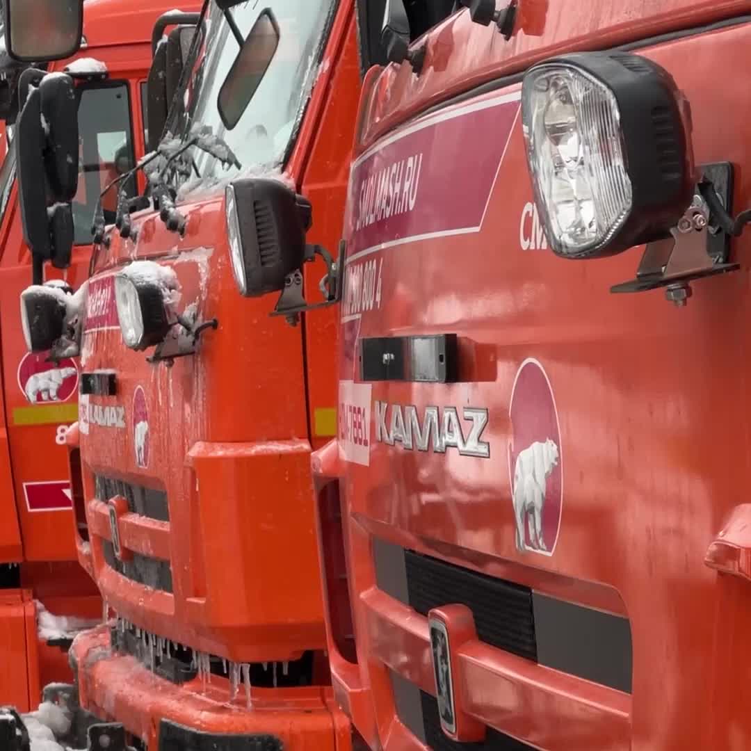 Москва передала коммунальную технику новым регионам России