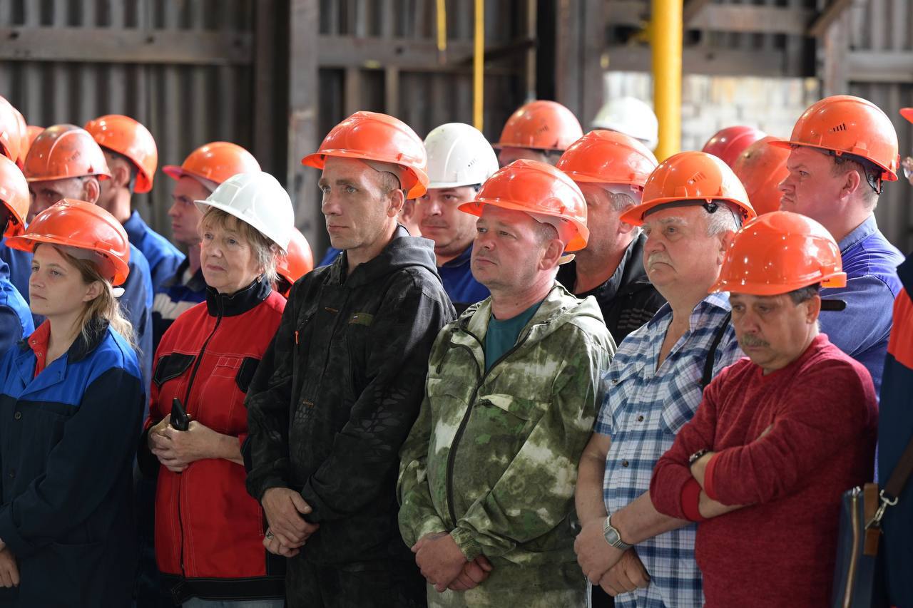 В Нижней Салде запустили пуско-наладочные работы нагревательной печи в прокатном цехе металлургического завода Старт дал глава региона Денис Паслер. Печь позволит снизить расход энергии на нагрев заготовки перед прокатом и уменьшить выбросы в окружающую среду. «Это трудовая победа коллектива. Металлургия – всегда была, остаётся и будет основой для развития Свердловской области, для решения стратегических задач, которые перед нами ставит наш Президент и государство», – сказал Денис Паслер. Также глава региона отметил лучших работников завода. Нижнесалдинский металлургический завод — один из профильных поставщиков техники для высокоскоростных магистралей страны. На предприятии трудятся более 550 человек. В ближайшие годы на заводе планируется строительство нового цеха. Денис Паслер