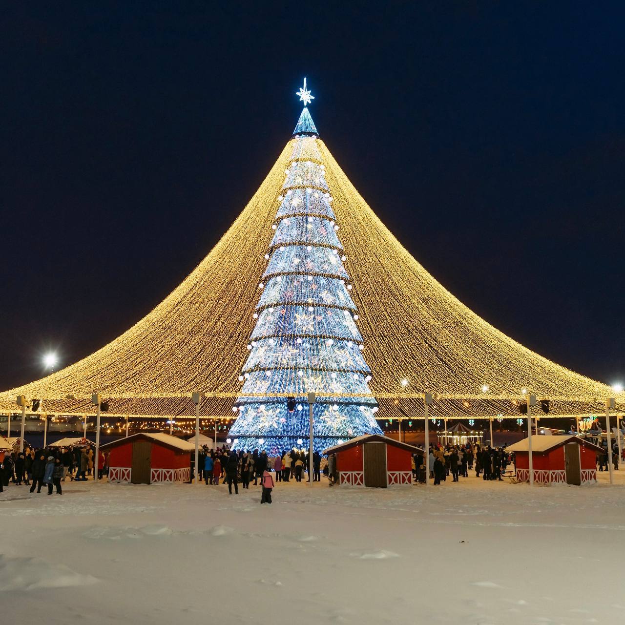 В Казани откроются 37 новогодних елочных городков Новогодние площадки будут организованы во всех районах города и большинство из них начнет работать уже в начале декабря В день открытия жителей Казани ждут концерты и встречи с Дедом Морозом и Снегурочкой