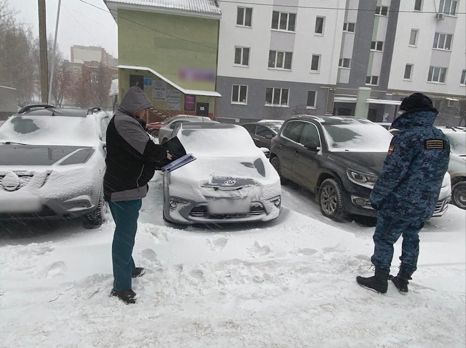 Жители Стерлитамака лишились своих иномарок из-за долгов по налогам   Двое горожан совокупно задолжали более 500 тысяч рублей. В результате совместных рейдов сотрудники Федеральной налоговой службы и Службы судебных приставов установили местонахождения автомобилей должников и наложили на них арест. Если владельцы Kia Rio и Nissan Teana не погасят свои задолженности по налогам, то арестованное имущество выставят на торги, а вырученные средства направят в счет погашения долгов.   “Должники по налогам будут платить повышенный транспортный налог. С 2025 года пониженная ставка транспортного налога будет применяться в Башкирии только при отсутствии задолженности по налогам. Такие изменения внесены в региональный закон “О транспортном налоге”, - отметили в ведомстве.   Добавим, что совместные рейды будут проходить в республике до конца этого года. Узнать о наличии, либо отсутствии задолженности можно узнать на сайте Федеральной налоговой службы либо на портале “Госуслуги”.  Фото: Федеральная налоговая служба по РБ