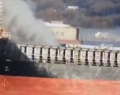 В морском порту Петропавловска горит судно В Петропавловске Камчатском на территории морского торгового порта загорелось судно сообщает РАИ КАМЧАТКА ИНФОРМ со ссылкой на ГУ МЧС России по Камчатскому краю Площадь возгорания составляет 100 квадратных метров На месте работают пожарные Погибших и пострадавших нет сообщает ведомство По предварительной информации горит китайское судно КАМЧАТКА ИНФОРМ новости Камчатки в Telegram Фоторепортажи и эксклюзивные материалы на kamchatinfo com НАПИСАТЬ НАМ