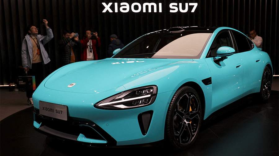 Xiaomi предложила субсидии до 15 тыс юаней на покупку электромобиля Xiaomi Li Auto Nio и другие китайские производители электромобилей начали предлагать субсидии на покупку Это сделано для того чтобы смягчить последствия сокращения госпрограммы в 2026 году 24 октября Xiaomi объявила о запуске ограниченной по времени программы субсидирования для покупателей оформивших заказ до 30 ноября Она предлагает до 15 тыс юаней 2 1 тыс для покрытия разницы в налоге на покупку автомобилей поставленных в следующем году Предложение распространяется на все три текущие модели Xiaomi С января 2026 года покупатели автомобилей на новых источниках NEV будут платить налог 5 на покупку вместо стандартных 10 с лимитом на скидку до 15 тыс юаней До 2025 года покупатели электромобилей полностью освобождались от налога до 30 тыс юаней Продажи NEV в настоящее время превышают 50 авторынка Китая Это вызвало призывы лидеров отрасли постепенно отменить льготы для владельцев электромобилей и уравнять политику с обычными авто   Новости Китая ЭКД